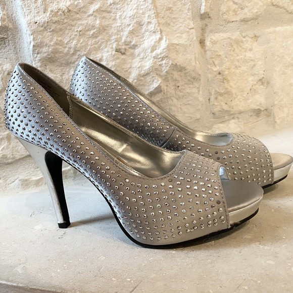 Rampage Shoes - Rampage Women's Gimme Platform Pumps Dress Shoes Silver Studded Satin Size 8M